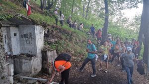 Очното аязмо на Кръстова гора – участниците в ритрийта по Акашови записи с благоговение наливат от лековитата свещена вода.